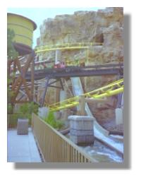 Drei Bahnen in einer Landschaft - Rolllercoaster - Wildwasserbahn - Eisenbahn - und alles "free-Entrance"